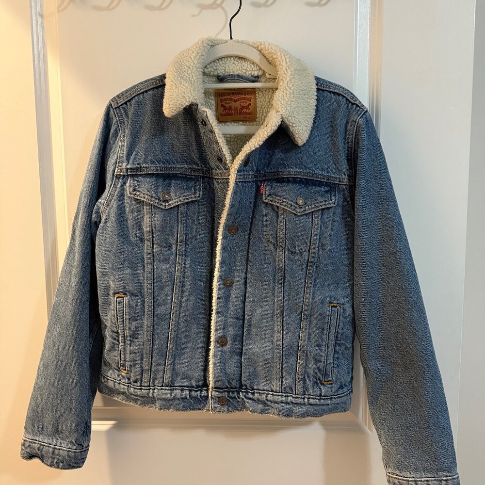Women's LEVI'S Jean Jacket w/ Sherpa Lining